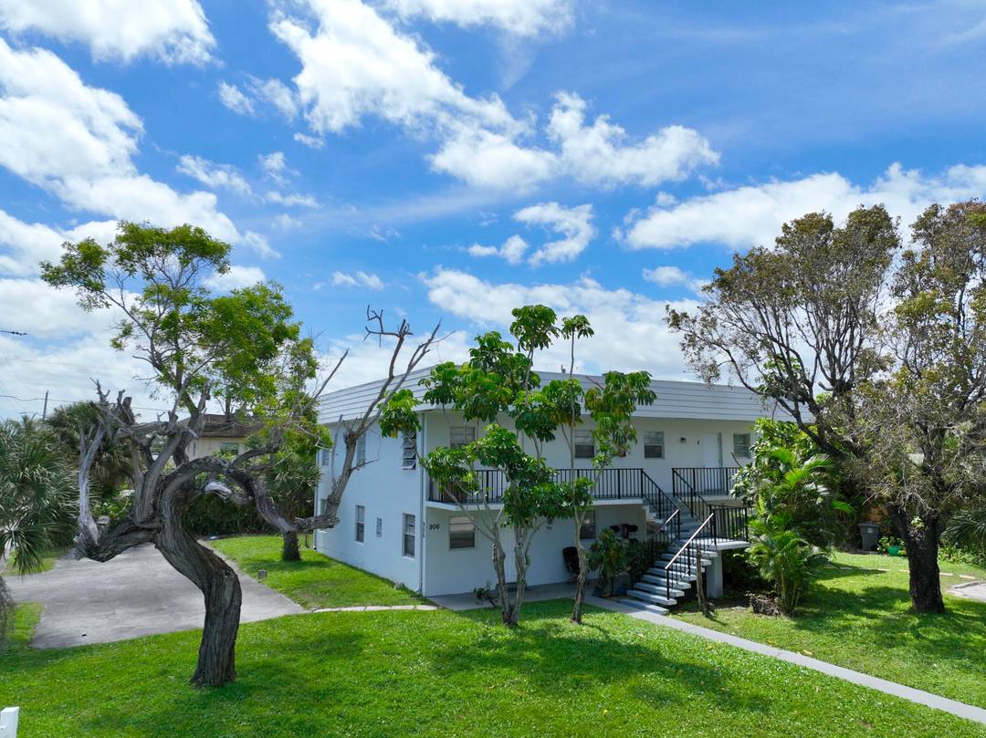 Rare opportunity ! This property, located just a block away from downtown Lake Park, is zoned as PADD Park Avenue Downtown, permitting the construction of commercial properties and more upon ...