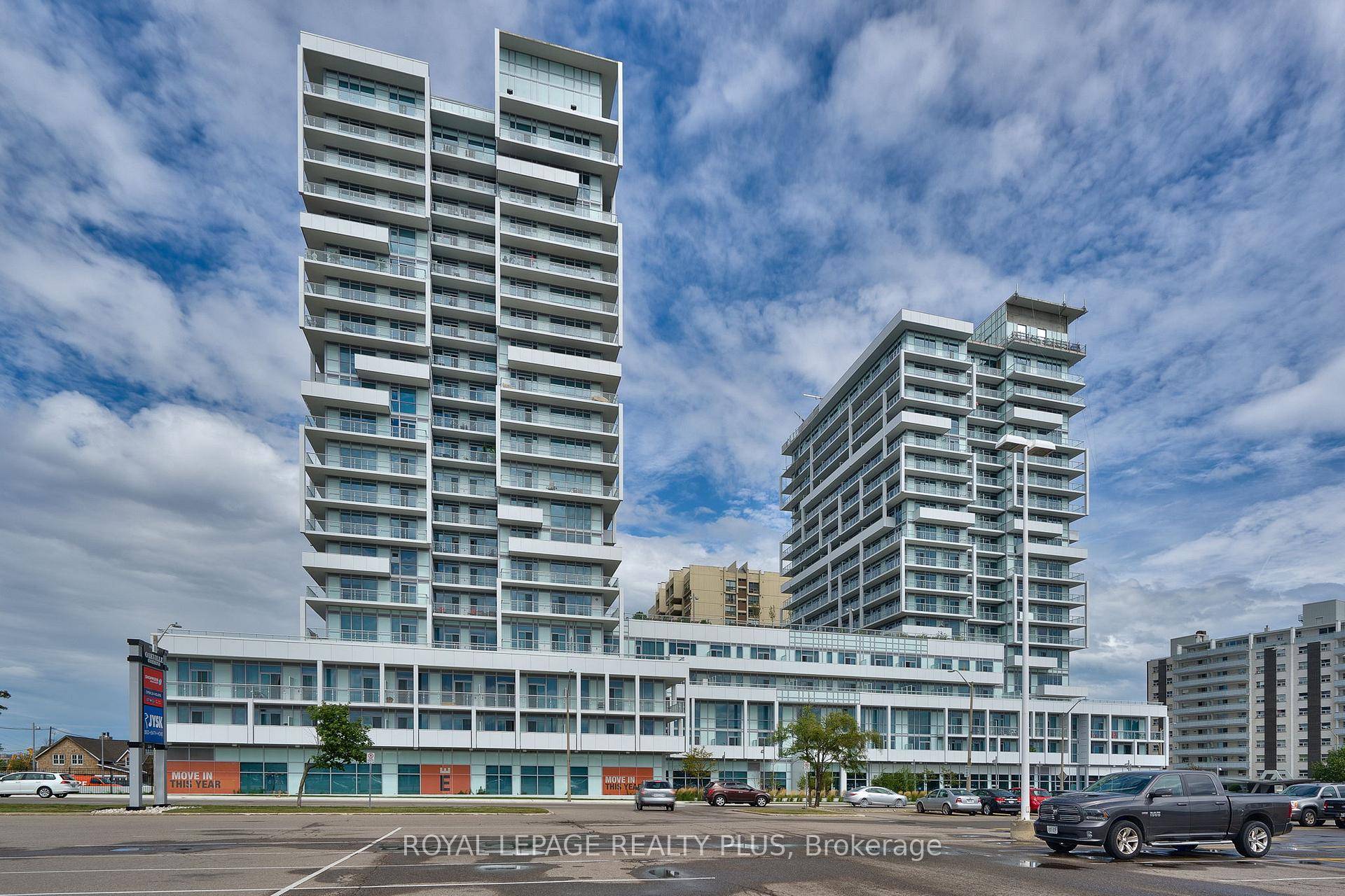 Modern 2 Bedroom Condo in the Heart of Oakville, Walk to Kerr Village amp ; GO Station.