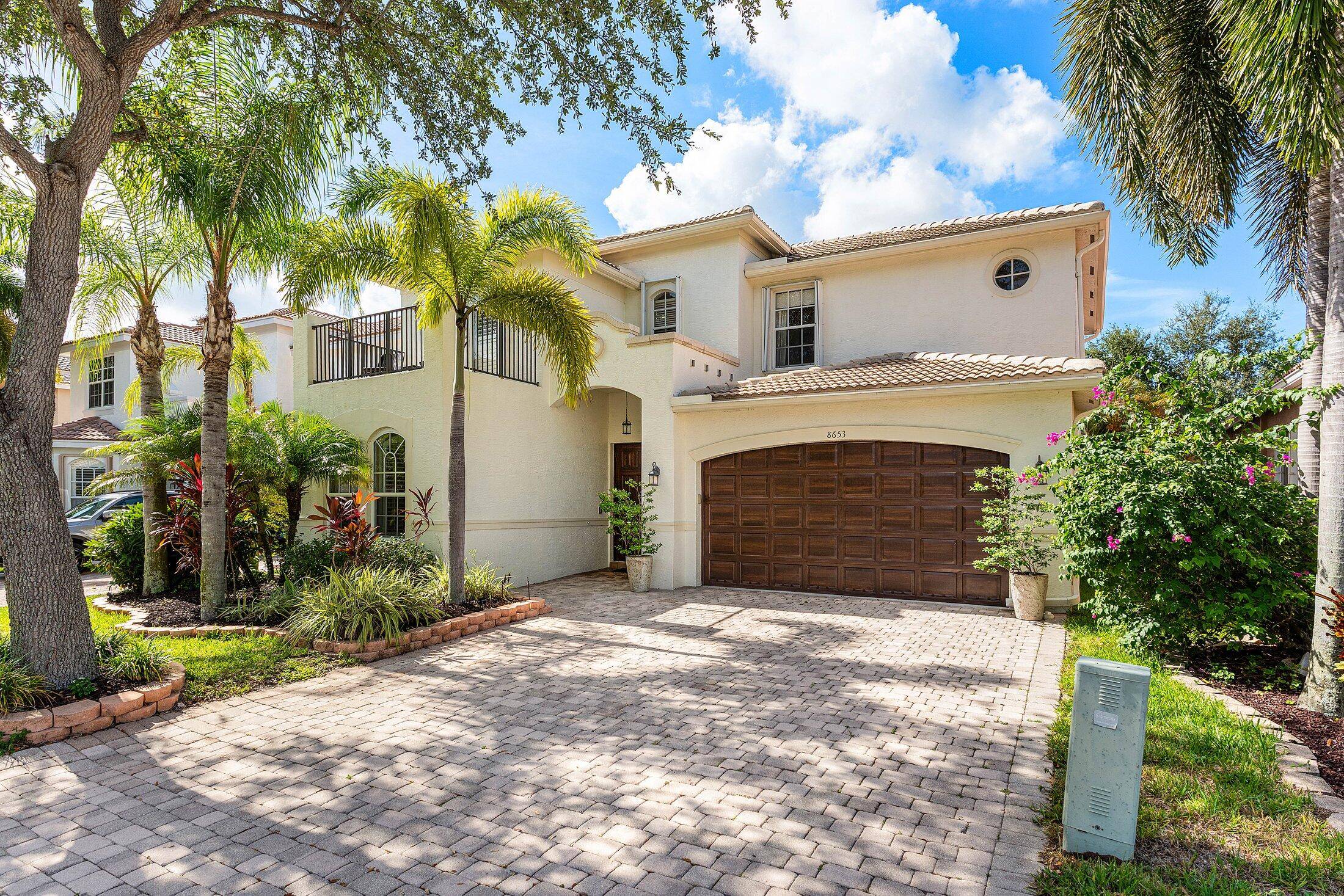 Gorgeous 5 Bedroom Pool Home in Canyon Isles.