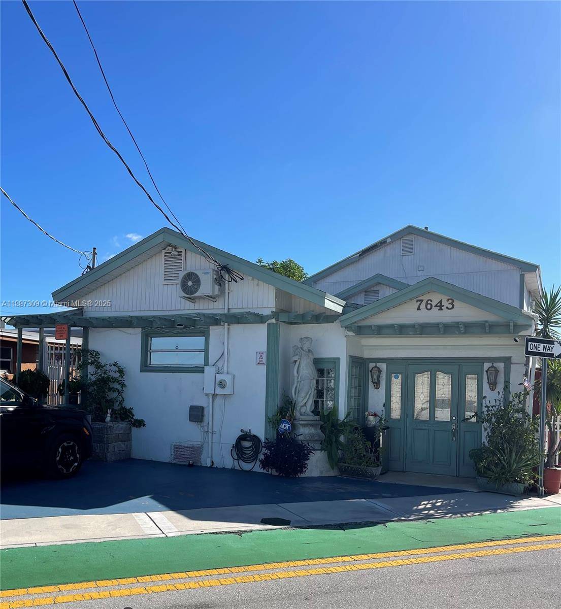Amazing investment opportunity, Single family house located in Medley ; sitting right on Lake Okeechobee, with beautiful relaxing lake views.
