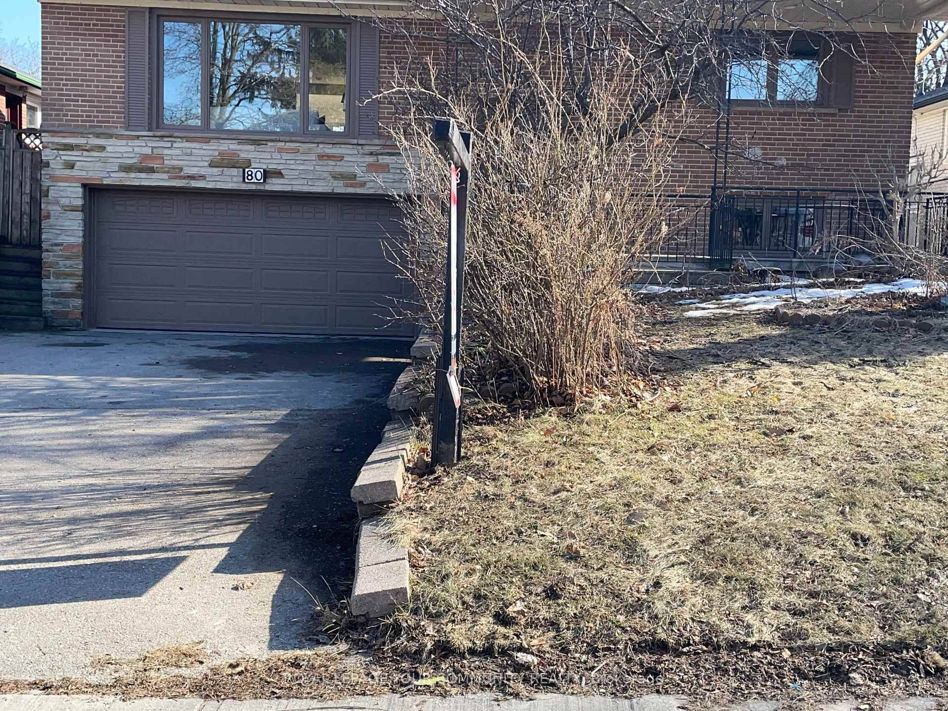 Conveniently located near Yonge Street, Bus station, all Amenities, Bank, Restaurant and others in Heart of Richmond Hill, this residence boasts easy access to public transportation in the prestige and ...