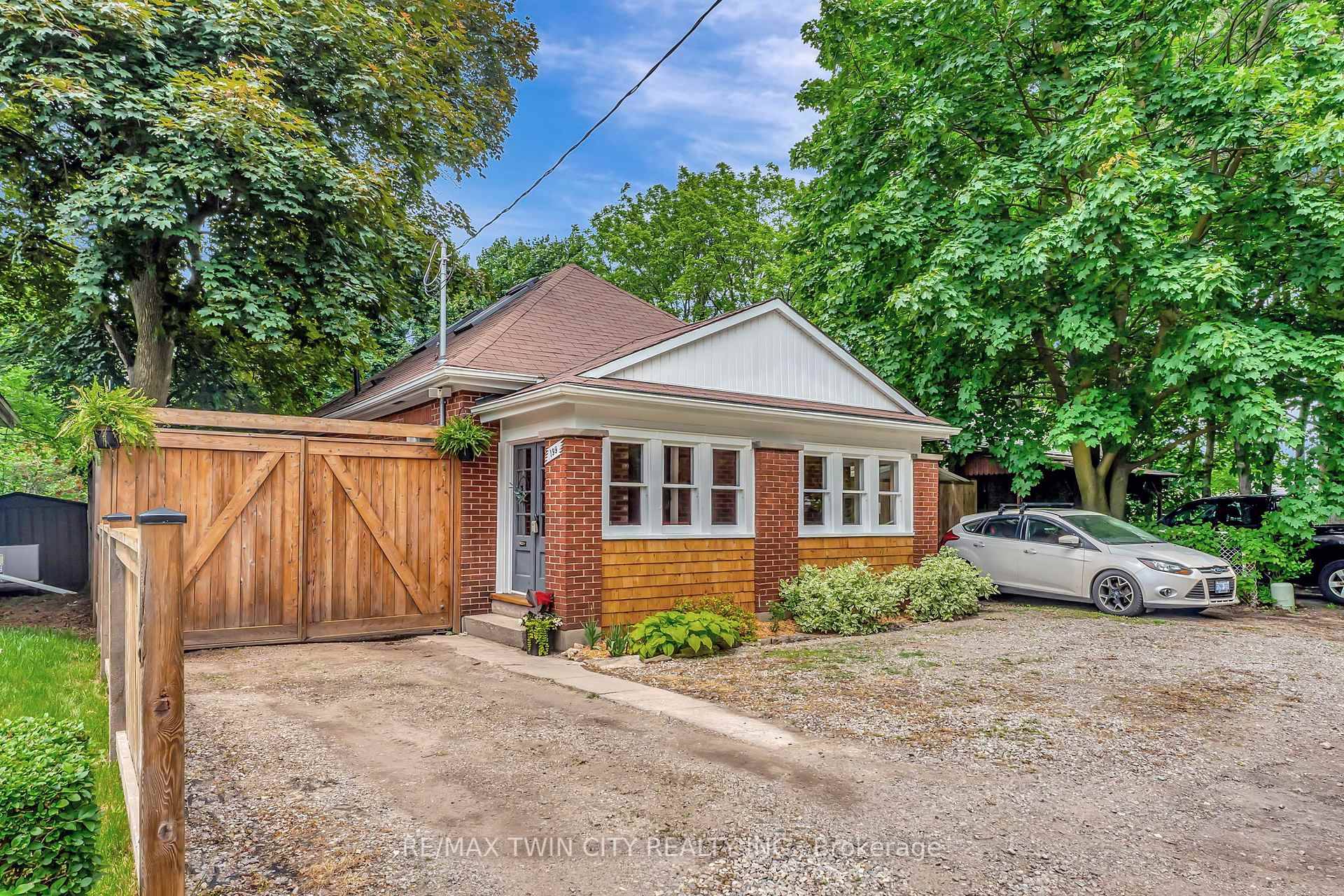 Welcome to 199 Dundas Lane in Cambridge, Ontario !