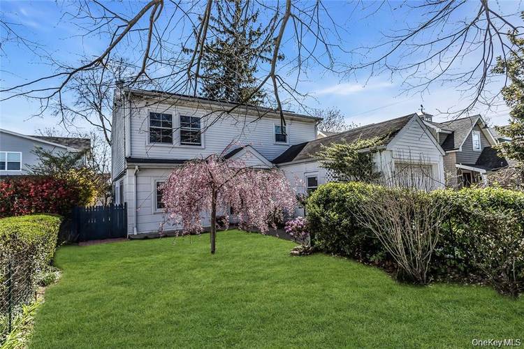 Beautifully maintained single family home in the heart of Port Washington For Rent, situated on a 43x100 lot This home features a total of 5 bedrooms and 2 full bathrooms.