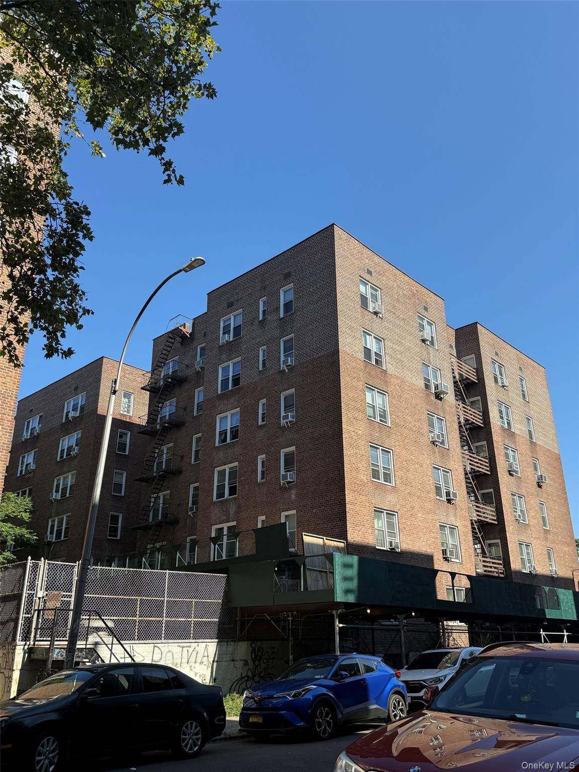 This is 5th floor corner unit enjoys abundant sunlight with windows facing west, north, and south.