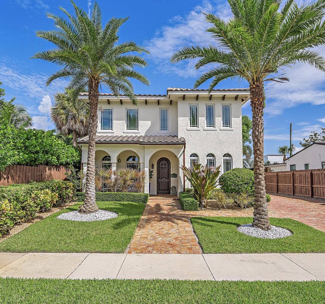 Discover a premier 4 bedroom, 4 bath, plus a den, in West Palm Beach's most sought after community just minutes from downtown with effortless access to Palm Beach.