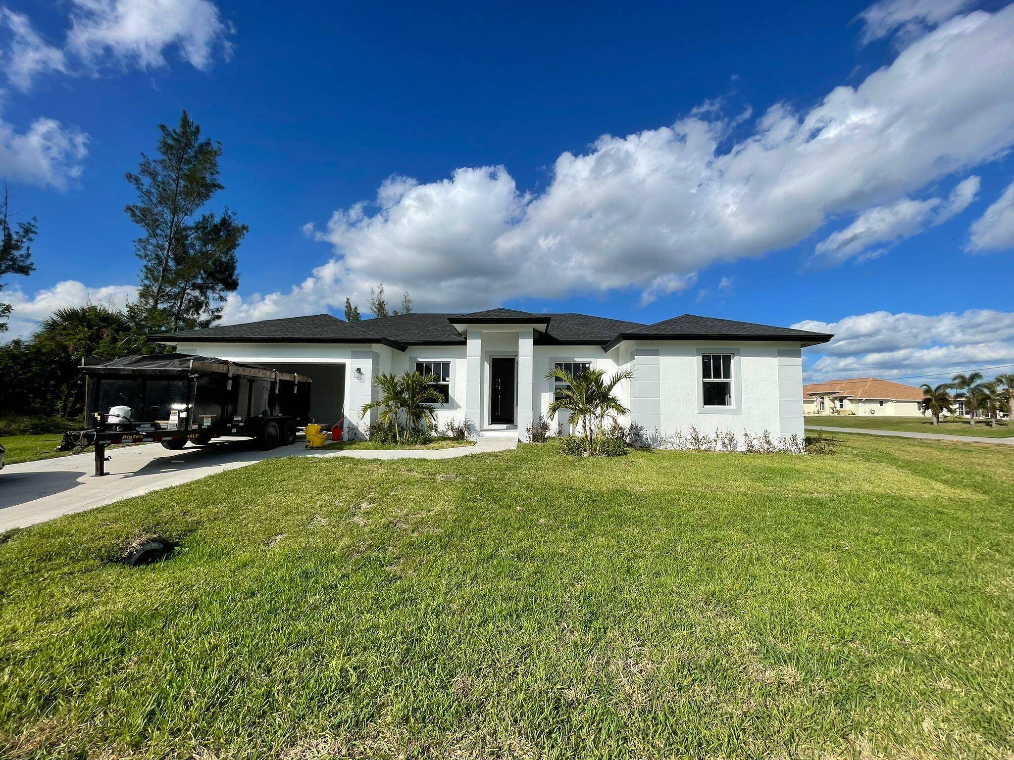 This beautiful house with 4 bedrooms and 2 bathrooms, with brand new construction, is located in a familiar and safe neighborhood, ideal to enjoy the tranquility and comfort you deserve.