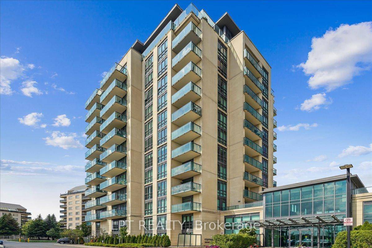 Gorgeous turn key 1 bedroom plus den condo unit conveniently located for an easy commute.