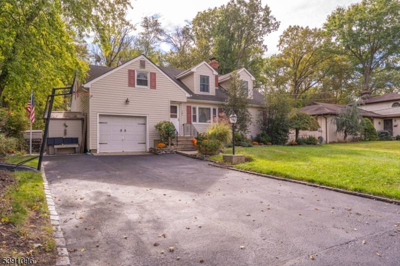 4 bedroom, 2 bathroom home, set on an expansive 80' x 486' lot.