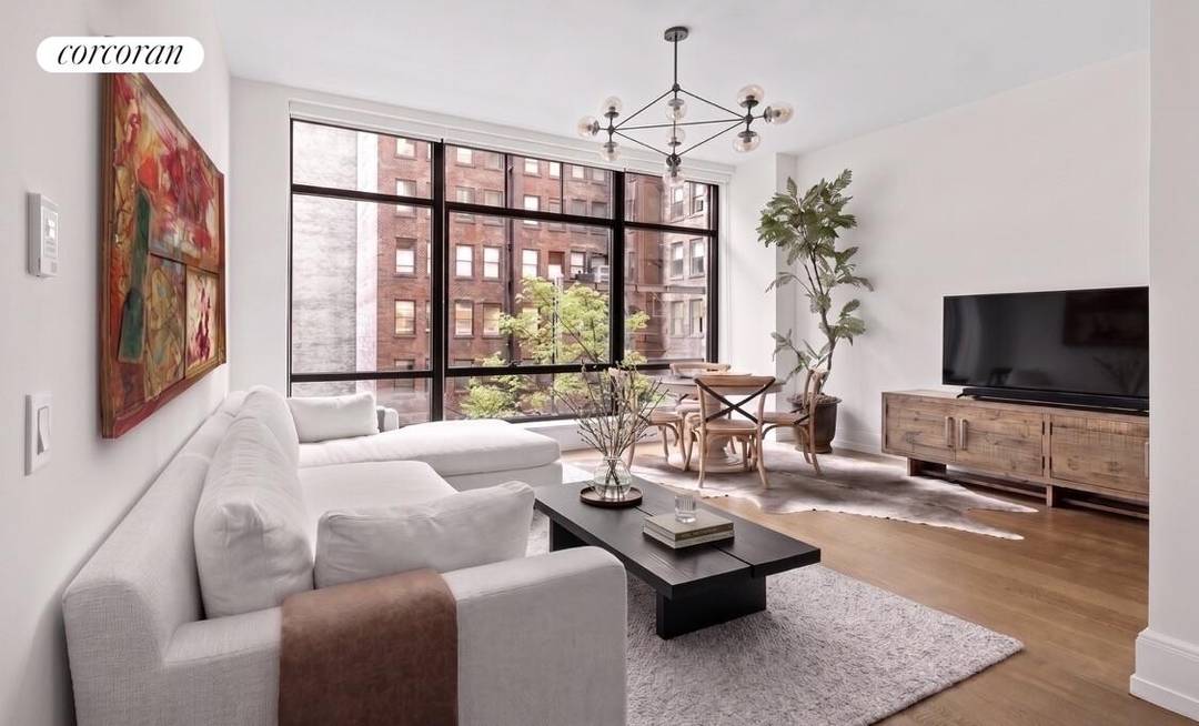 Residence 4H at 10 Madison Square West provides a rare sense of composure in the heart of the Flatiron District.