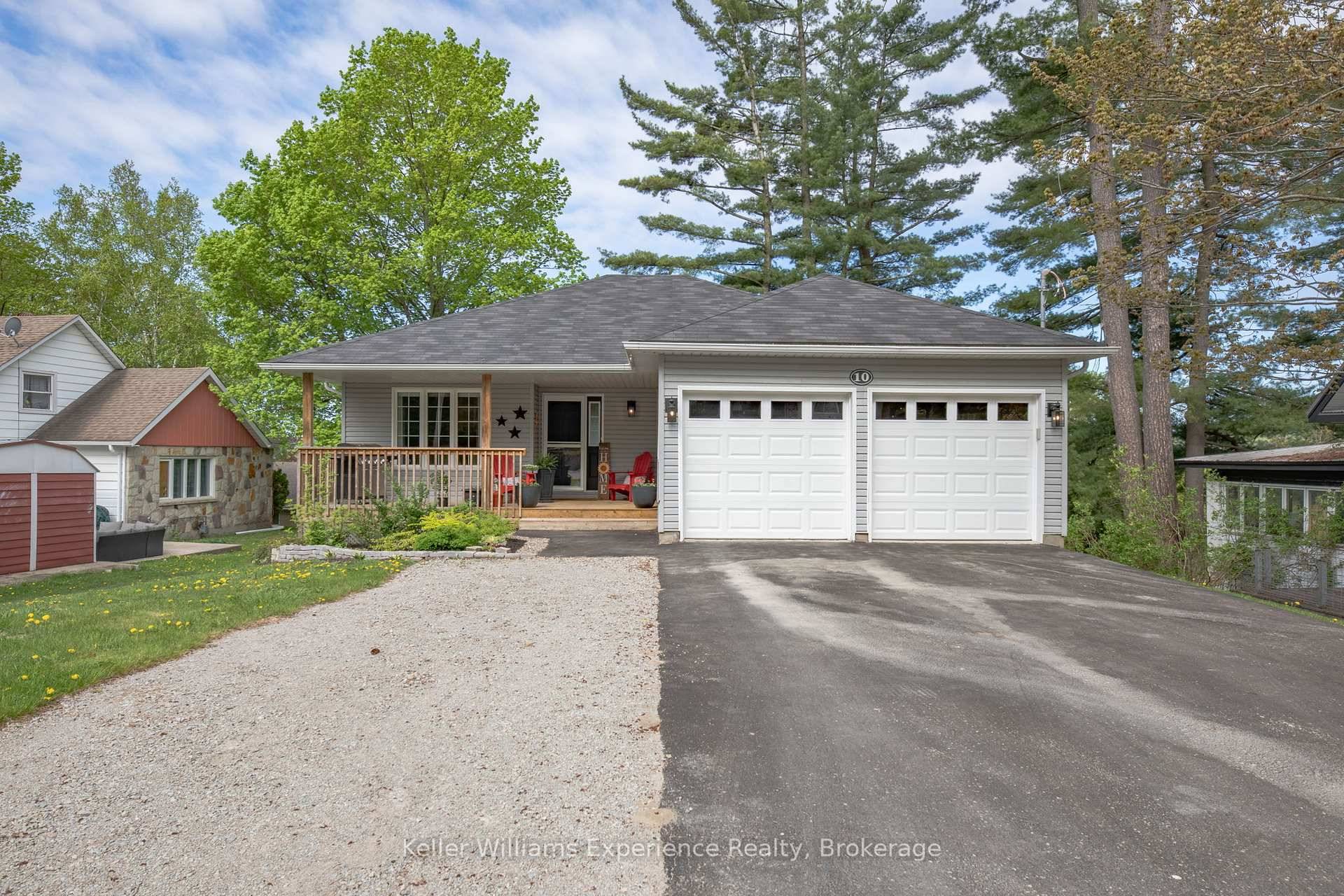 Beautifully updated home with sunset water views over Georgian Bay, located on a quiet street in Penetanguishene !