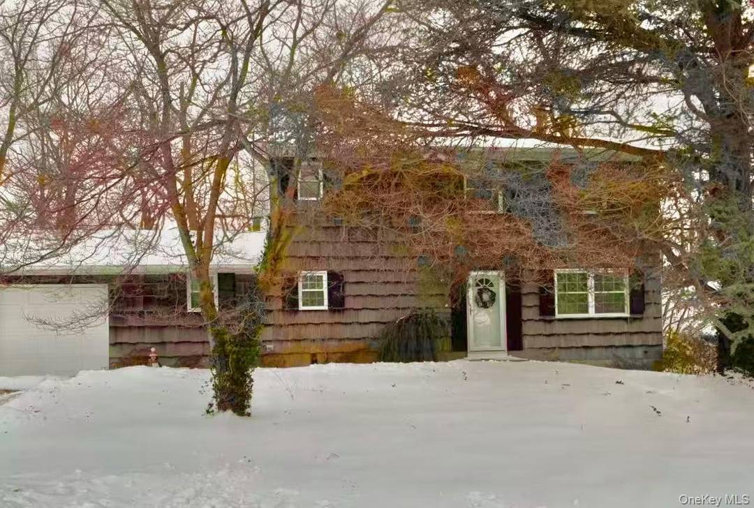 Welcome to this spacious and well maintained single family home offering 4 bedrooms and 3bathrooms.