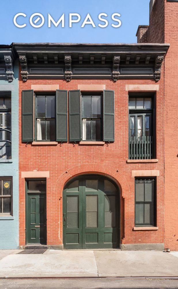 Set quietly along a private, landscaped mews off Love Lane in the heart of Brooklyn Heights, this rare 1800s carriage house presents an extraordinary opportunity to own a piece of ...