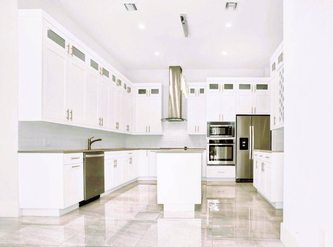 This corner unit townhome was built at the end of 2019, tall ceilings, with open layout kitchen design with high cabinets and high end stainless steel appliances, contemporary bathrooms with ...