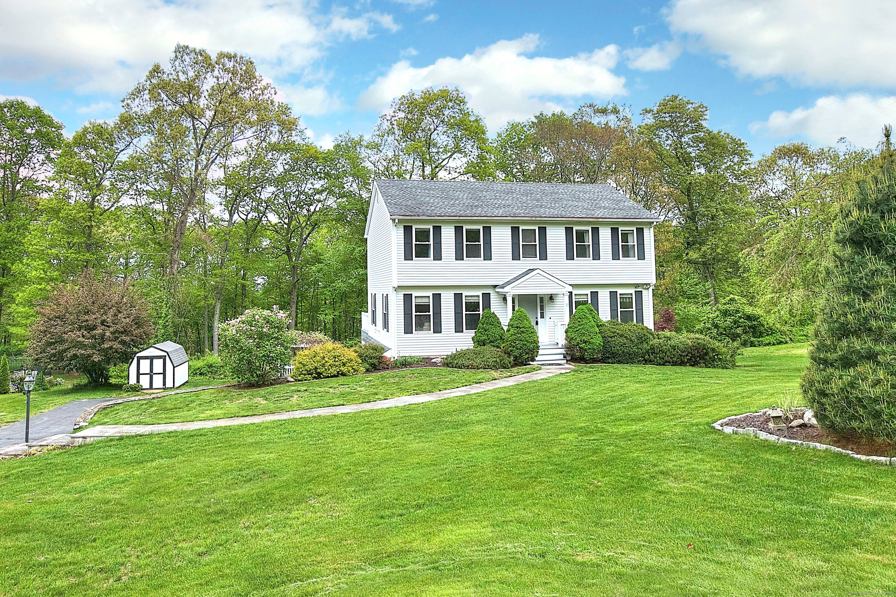 Welcome to the highly sought after Great Hill section of Seymour !