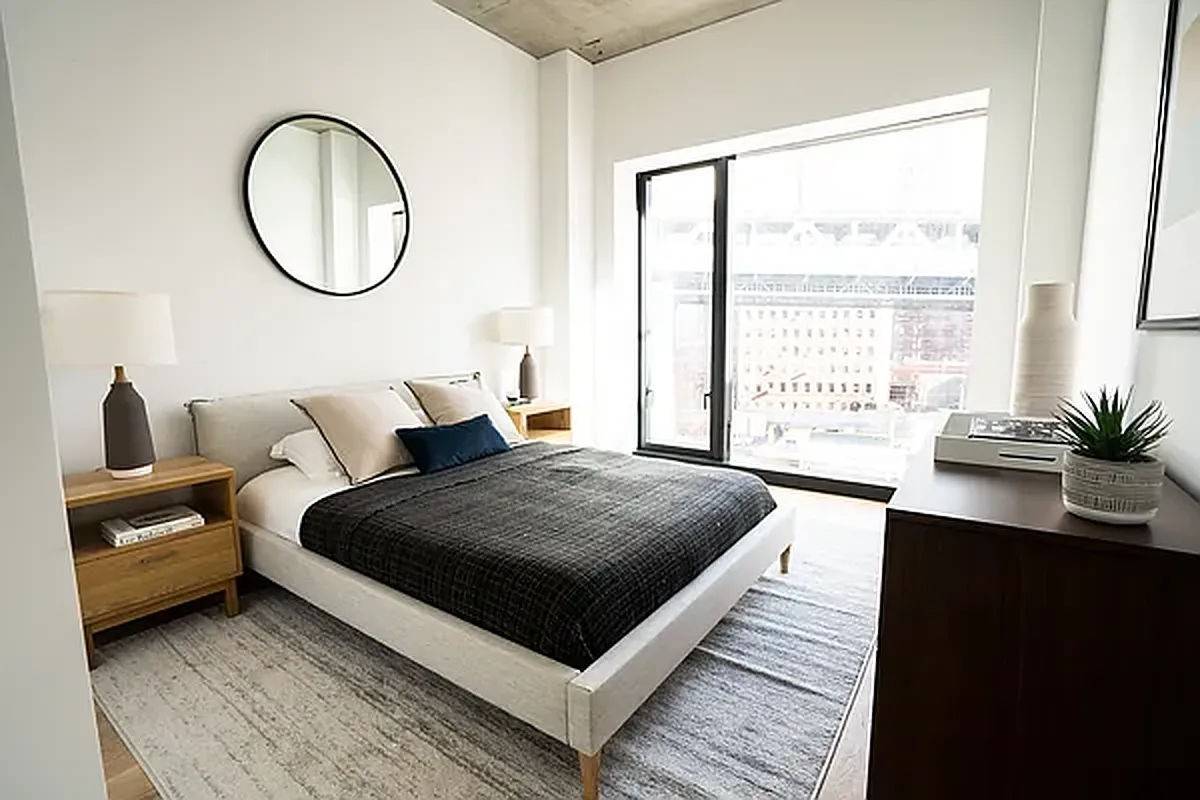 Experience unparalleled luxury in this meticulously maintained Dumbo residence.