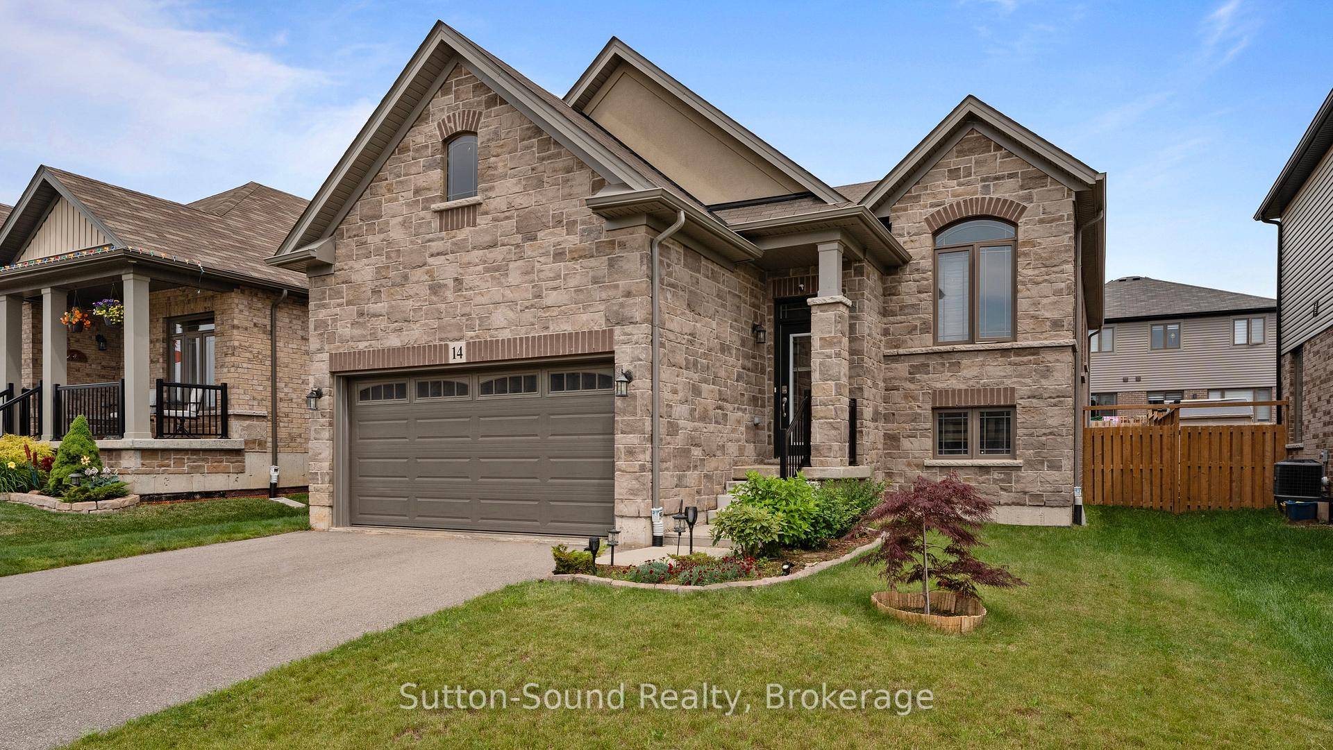Executive Living in Scenic Ridge with In Law PotentialWelcome to 14 Lydia Lane, a stunning Losani built Parkview model featuring the elegant Tuscan elevation, located in Paris's highly desirable Scenic ...