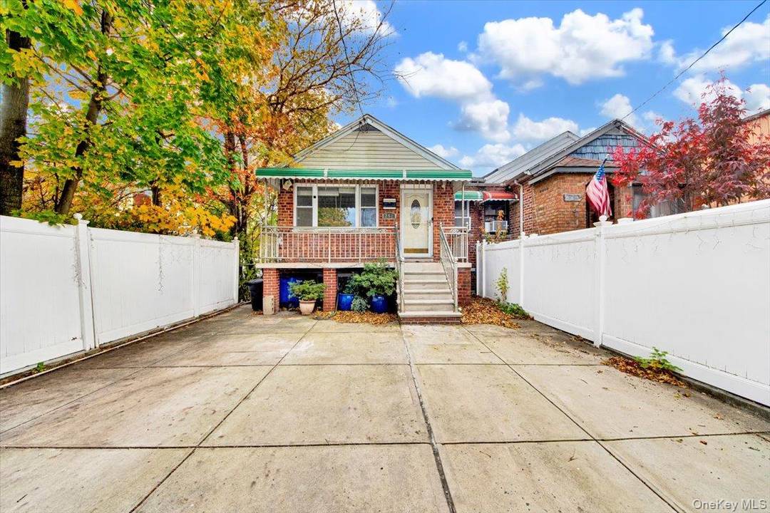 Welcome to this three bed ranch style home in the Throggs Neck section of the Bronx.