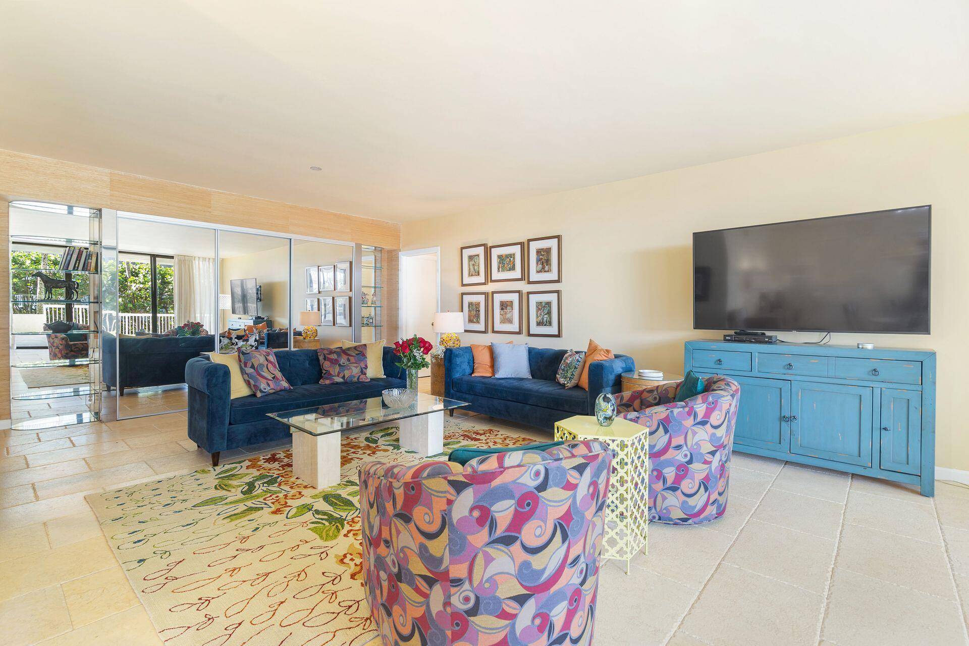 Palm Beach spacious 2 bedroom, 2 bath apartment, over 2000 Sq.