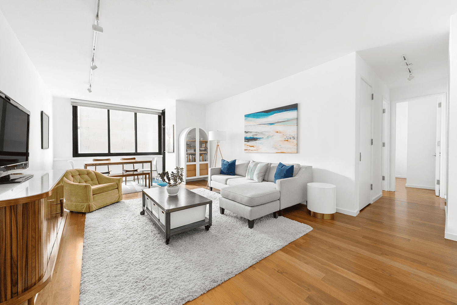 Voluminous interiors, private outdoor space, and 40, 000 square feet of high end lifestyle amenities converge in this sun drenched 3 bedroom, 2 bathroom condo in Lenox Hill.