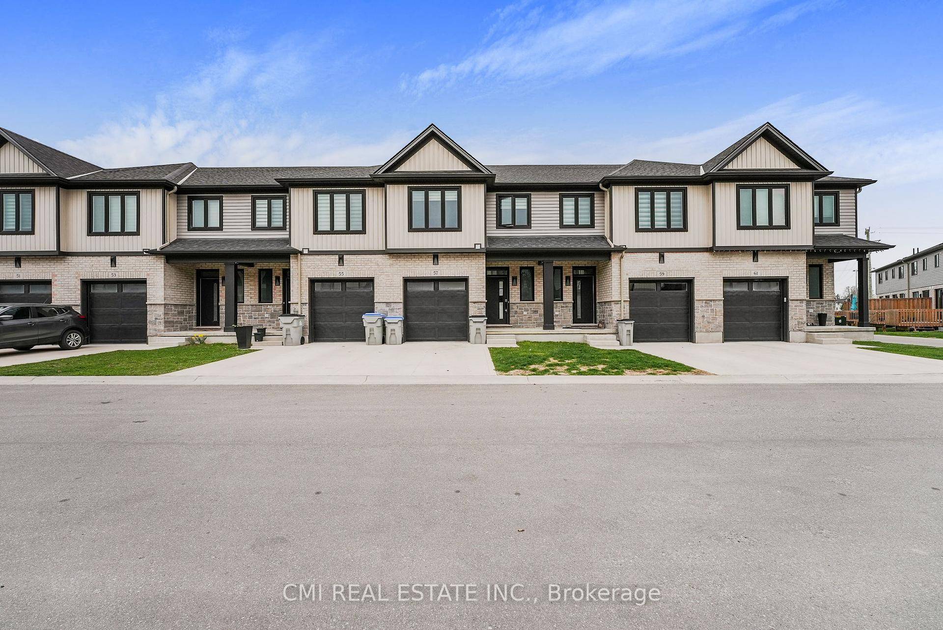 Charming MT. Brydges 2 storey Condo Townhouse, like new, featuring 3 1bed, 4 bath over 1600sqft.