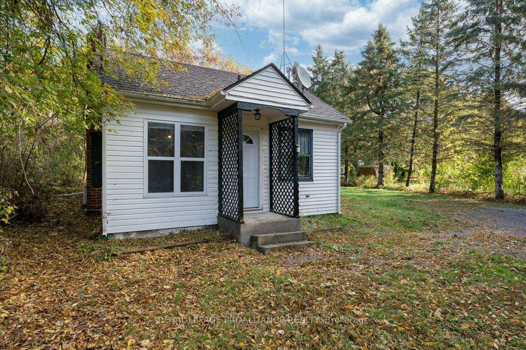 This beautifully renovated 2 bedroom bungalow offers the perfect blend of country charm and close to city convenience !