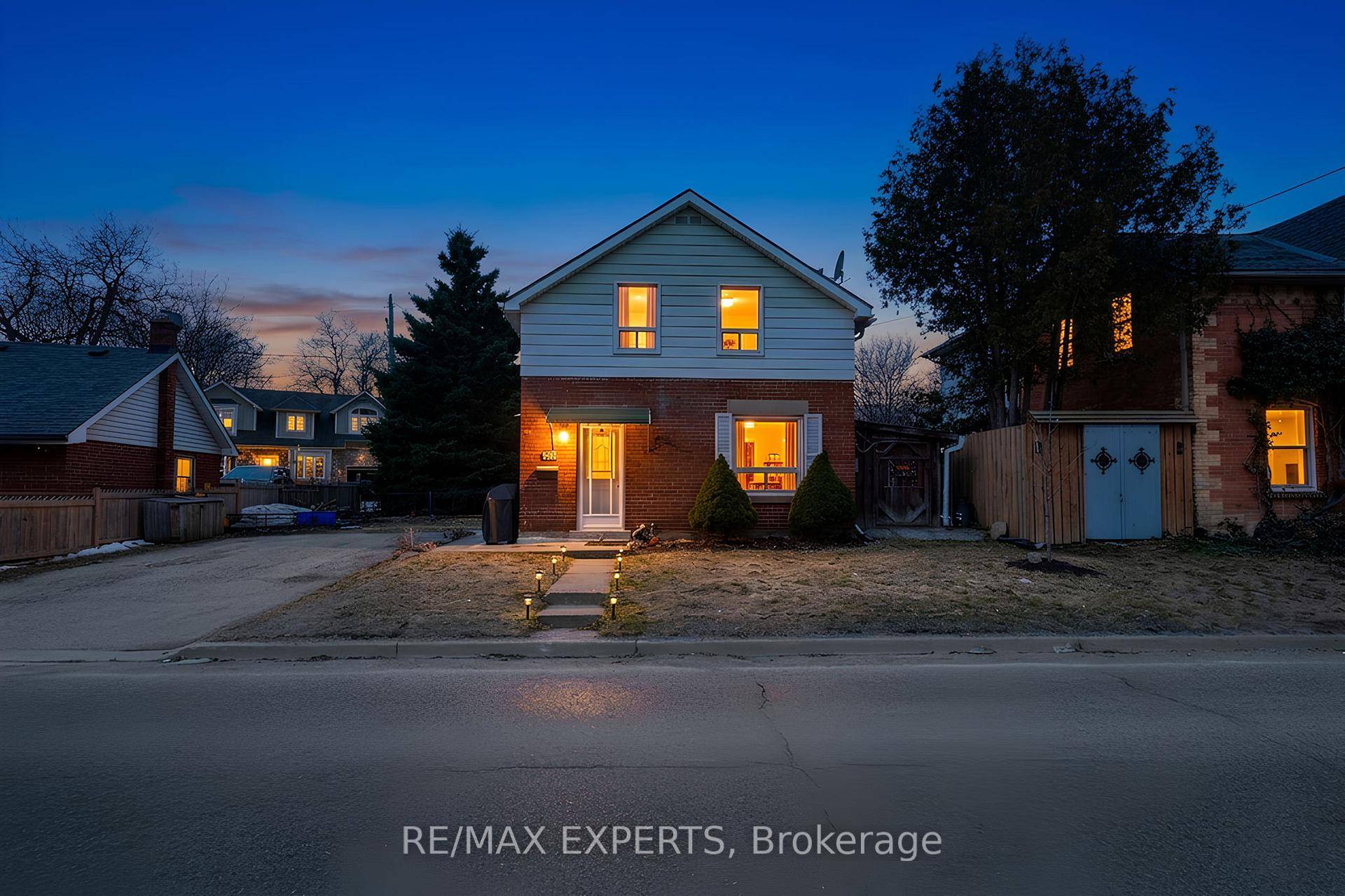 Don't miss this incredible opportunity to own a fully detached home in charming Orangeville, Ontario, featuring a fully self contained secondary dwelling a rare two for one property offering exceptional ...