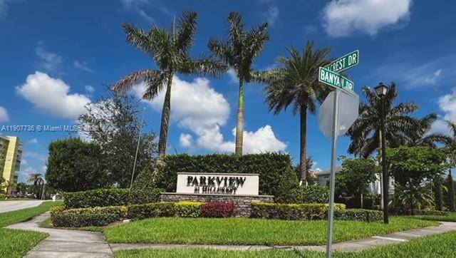 Beautiful Townhouse in Parkview at Hillcrest in desirable community.