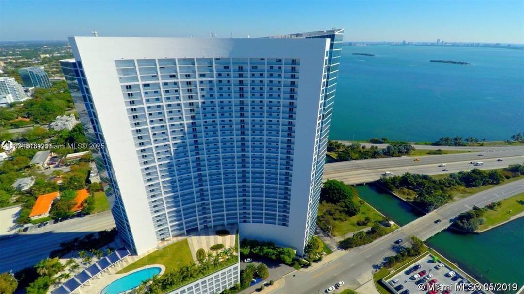 Beautiful 1 Bedroom 1. 5 Bathrooms on the 20th floor with breathtaking views of the Bay and the city.