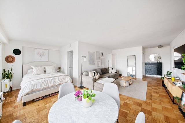 Located in the heart of the West Village, 3 Sheridan Square is a full service, pristinely run cooperative with a 24hr doorman, live in super, and an amazing roof deck ...