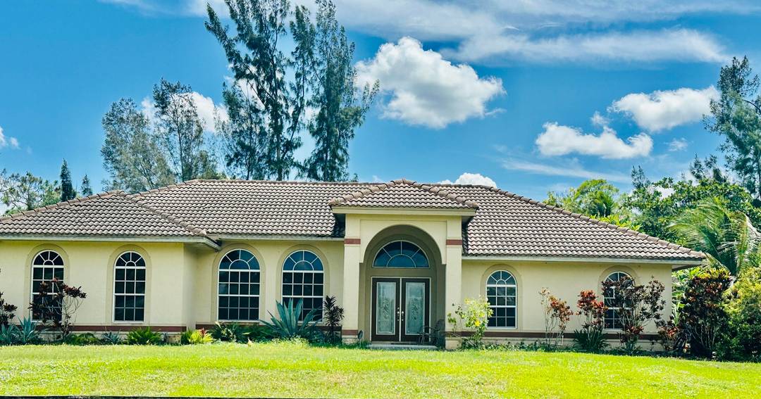 FULLY FURNISHED, SHORT TERM SEASONAL RENTAL Spacious 5 bedroom, 3 bath pool home on 1.