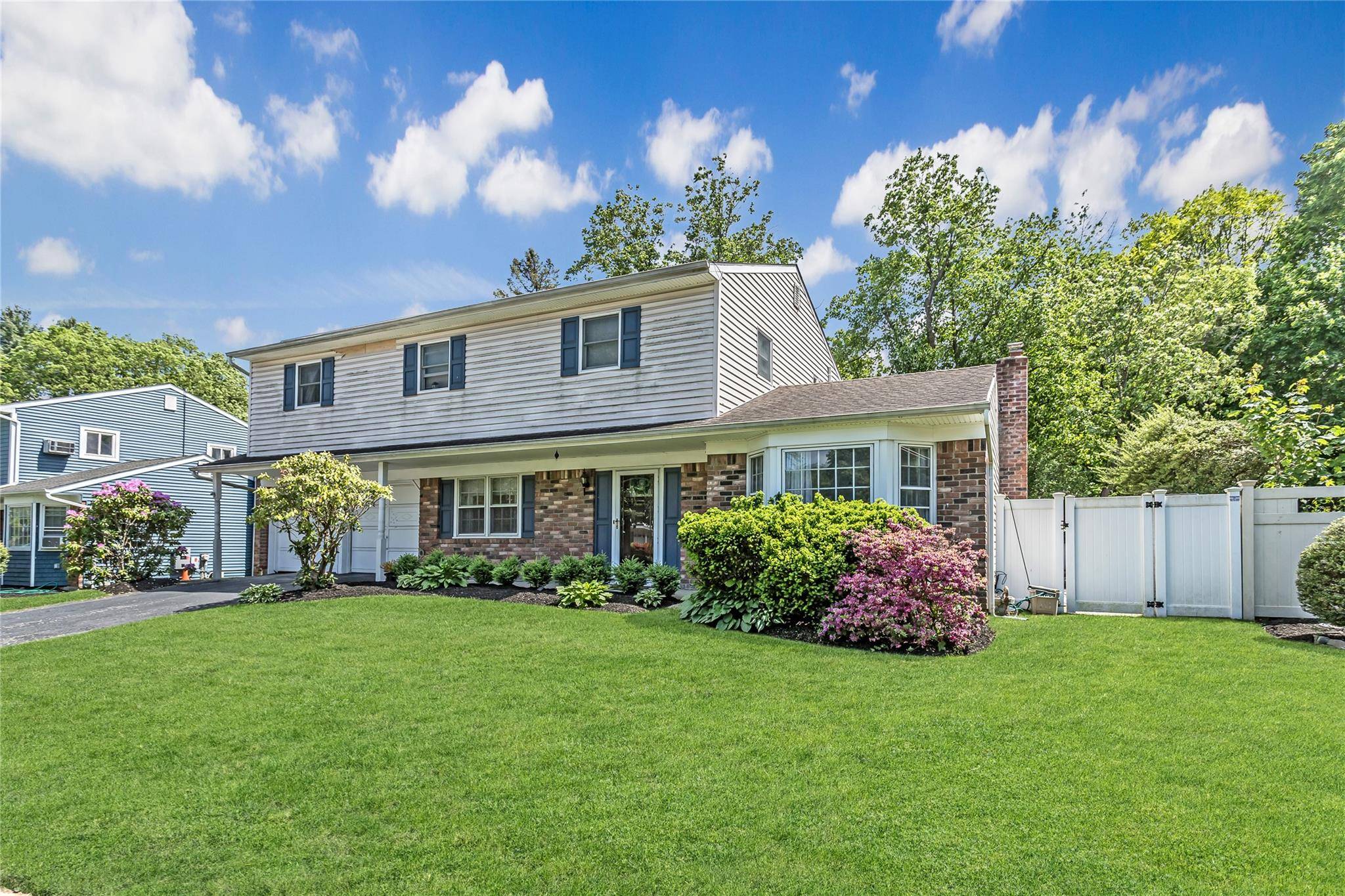 Impeccable, Sun Filled amp ; Spacious 5 Br Center Hall Colonial Featuring High Ceilings, Hardwood Floors, Great Entertaining Flow, Updated Kitchen W Breakfast Area, Formal Lr, Dr, Family Room, And ...