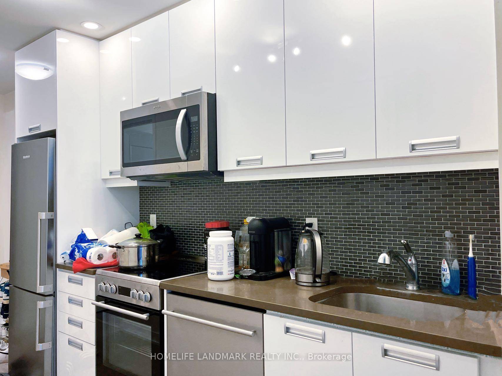 Discover urban luxury in the prestigious PJ Condos, perfectly positioned in Torontos vibrant Entertainment District.