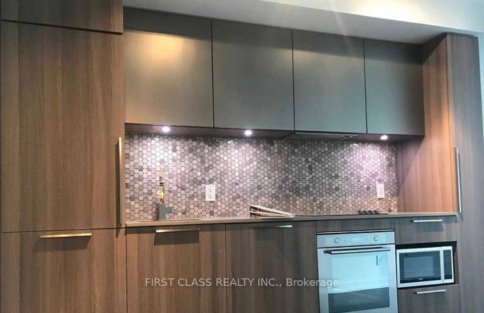 1 1 Den with 1 parking lot Condo Located At Church Carlton.