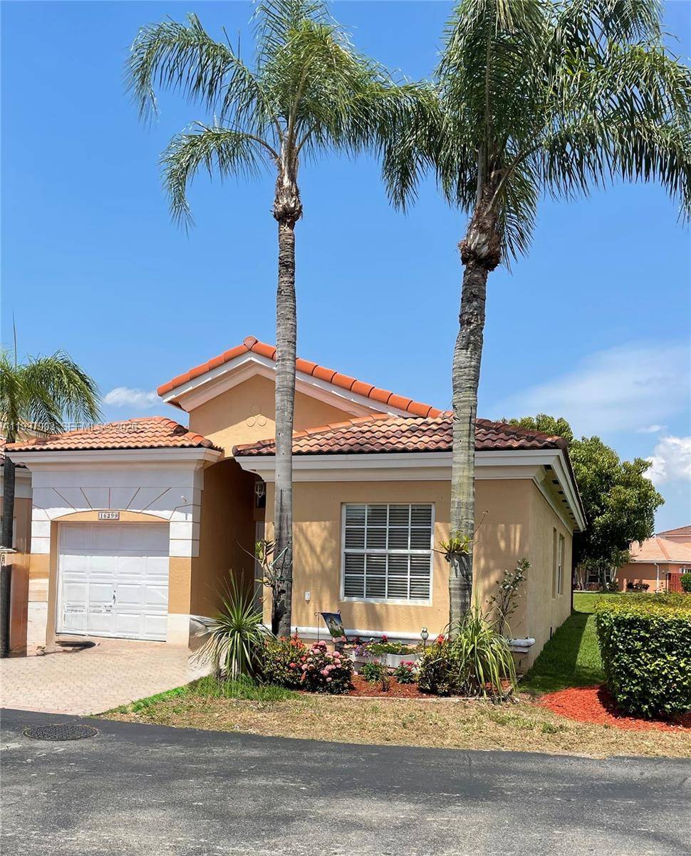 Stunning Lakefront Corner Unit 3BR 2BA Den amp ; 1 Car Garage Welcome to this beautifully updated lakefront corner home featuring a spacious split floor plan and peaceful water views.