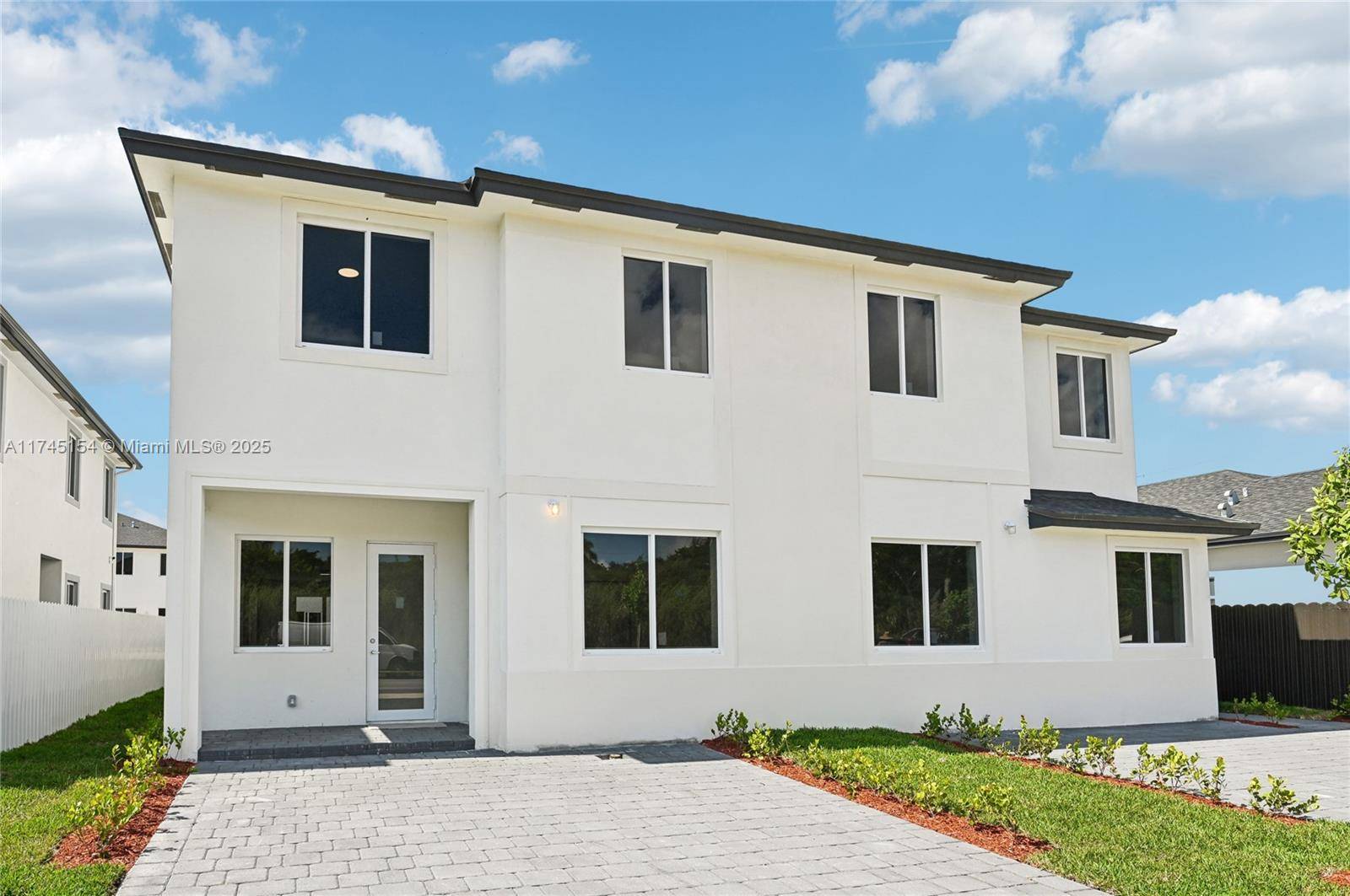 Stunning 5 Bedroom Twin Home in Miami No CDD !