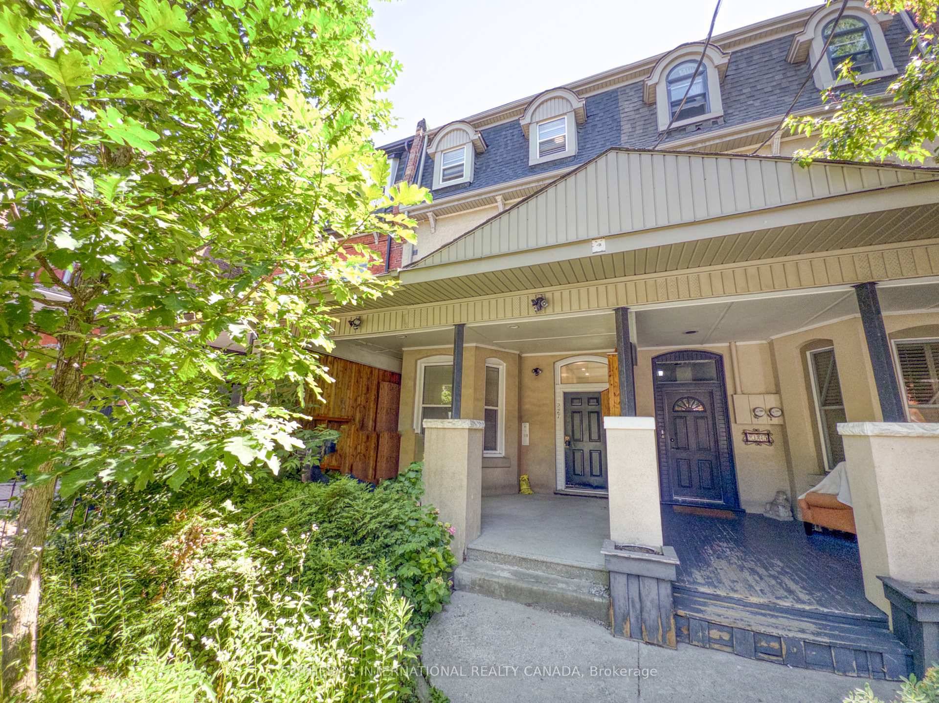 Live steps from campus and in the heart of downtown at 227 Beverly Street a bright and spacious 2 bedroom rental perfectly located near U of T, OCAD, and TMU.