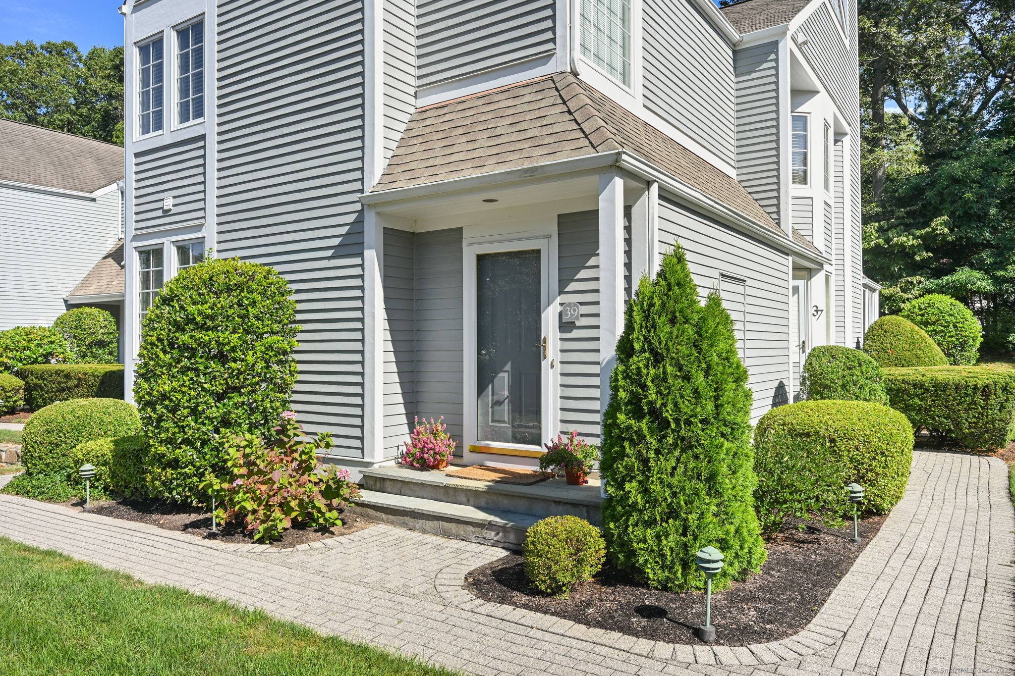 Just steps from everything Darien has to offer, Middlesex Commons makes living easy.
