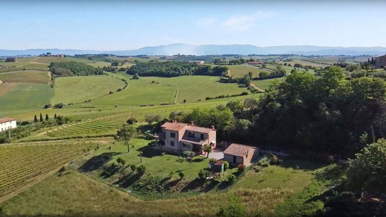 500 sqm farmhouse with 4 bedrooms and 4 bathrooms for sale in a hilly position between Valdichiana and Val d'Orcia, only 10 km from Montepulciano.
