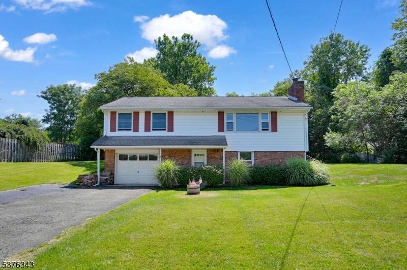 Charming Split Level Home With Mountain Views, Minutes From Town Center !
