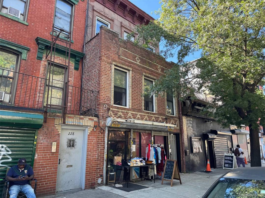 Welcome to this beautiful mixed use building in the heart of Bedford Stuyvesant.
