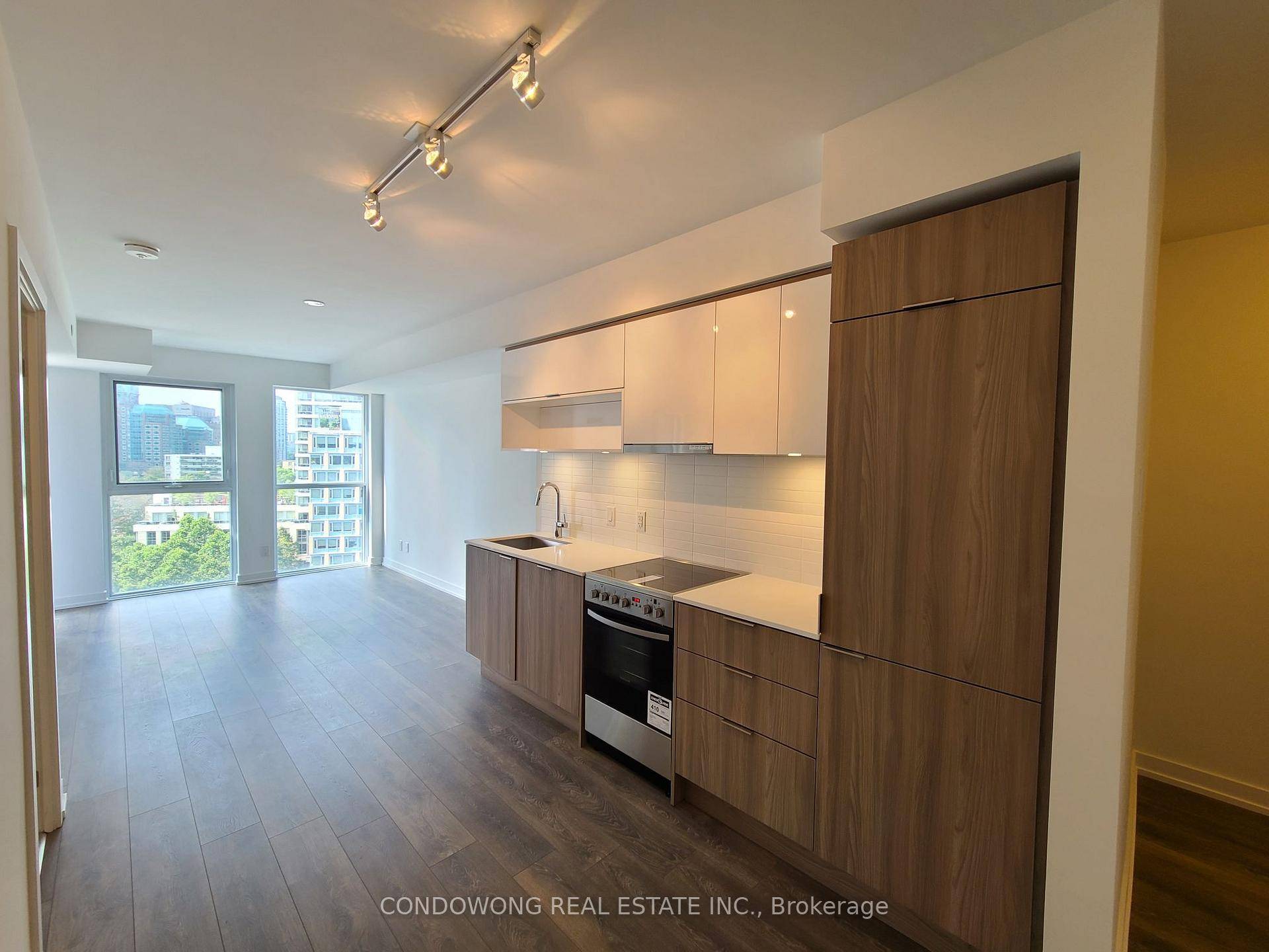 Beautiful 1 Bedroom Den, Gorgeous and Spacious Unit.