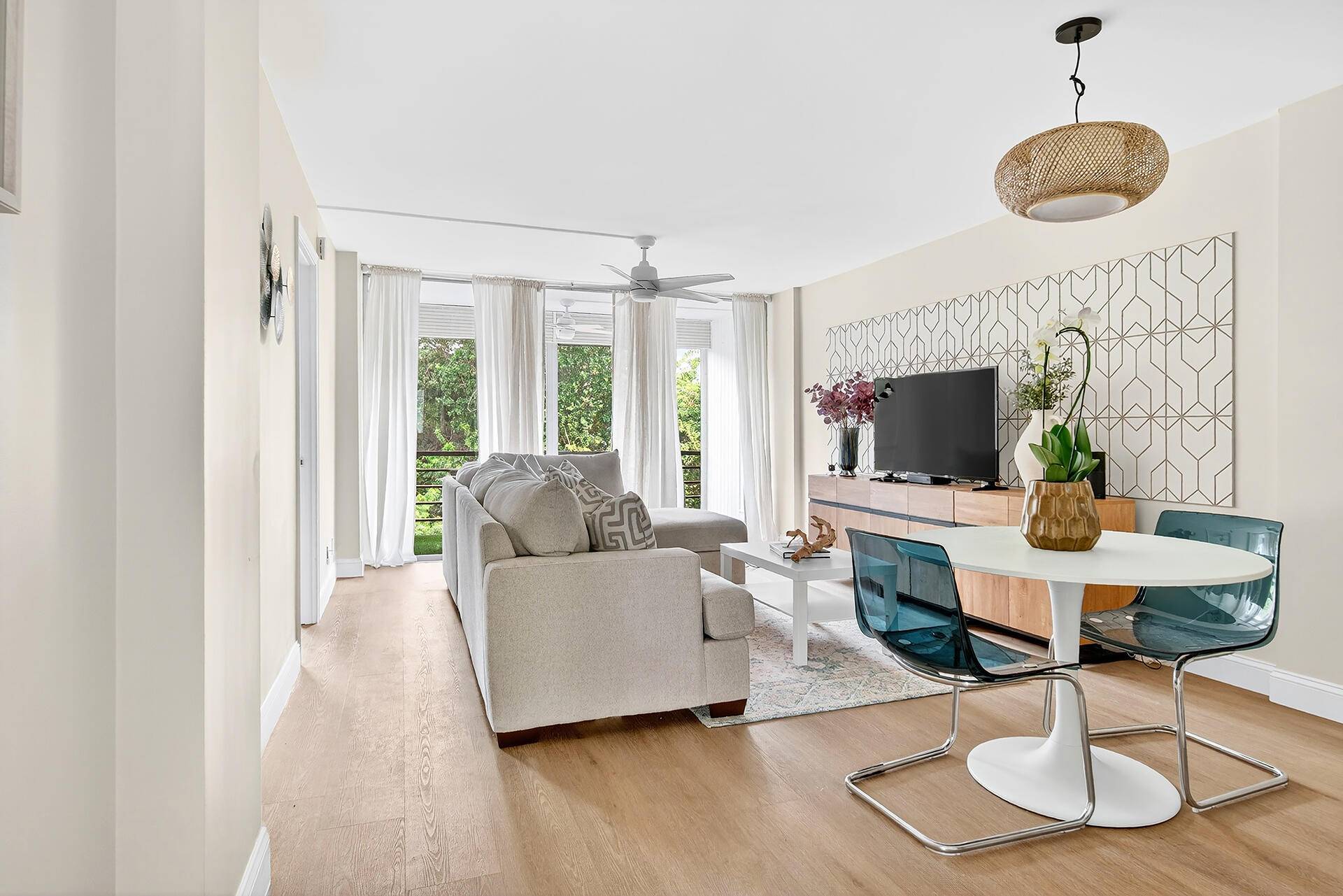 Beautiful one of a kind condo in Royal Park !