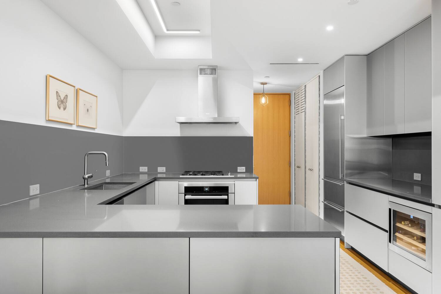 Welcome to Residence 4C at 71 Reade Street, a luxurious 845 square foot one bedroom, one and a half bathroom apartment located in the prestigious full service Reade Chambers.