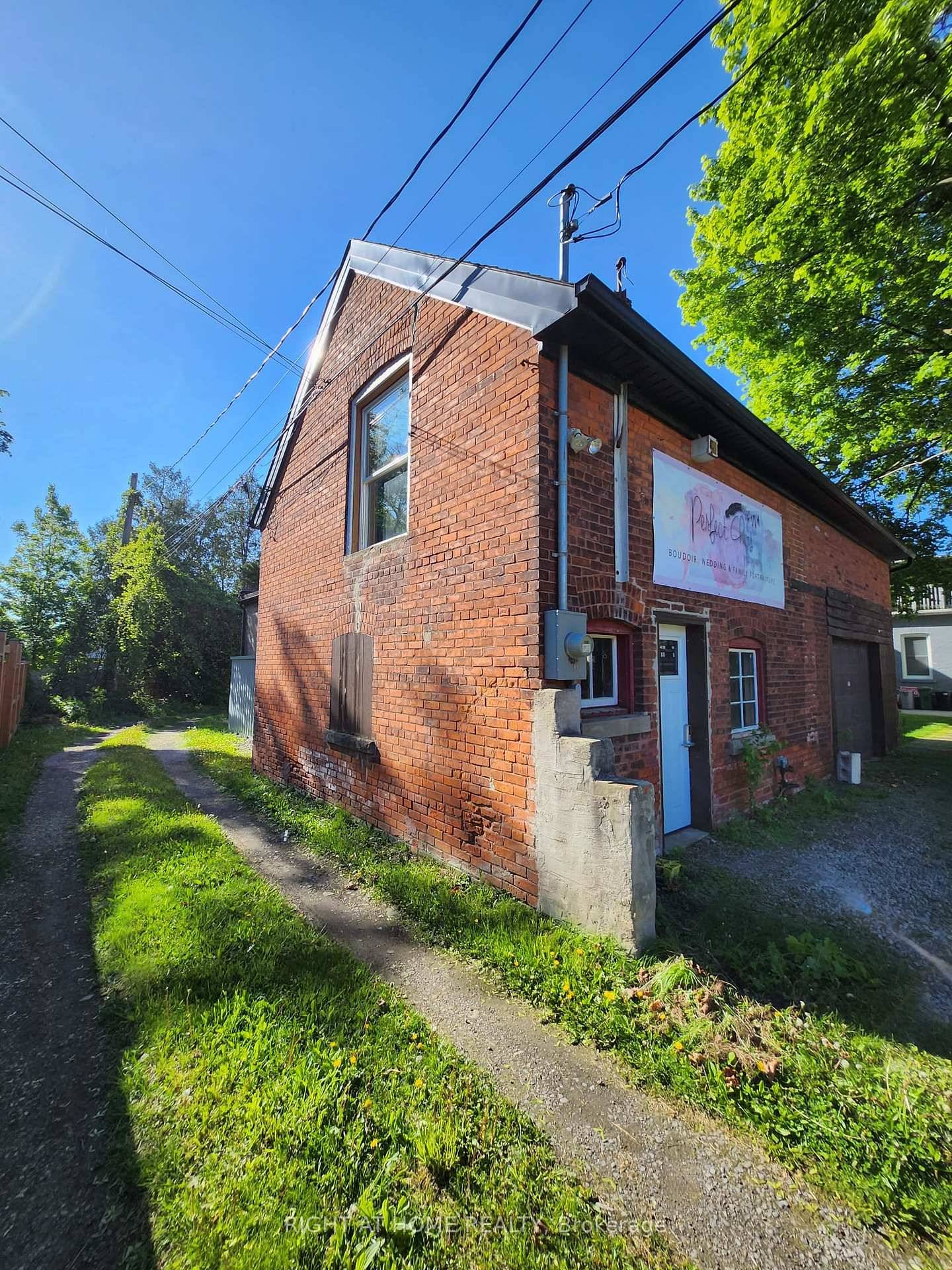 Located in a high traffic area, this commercial garage offers an excellent opportunity for you to run a business !