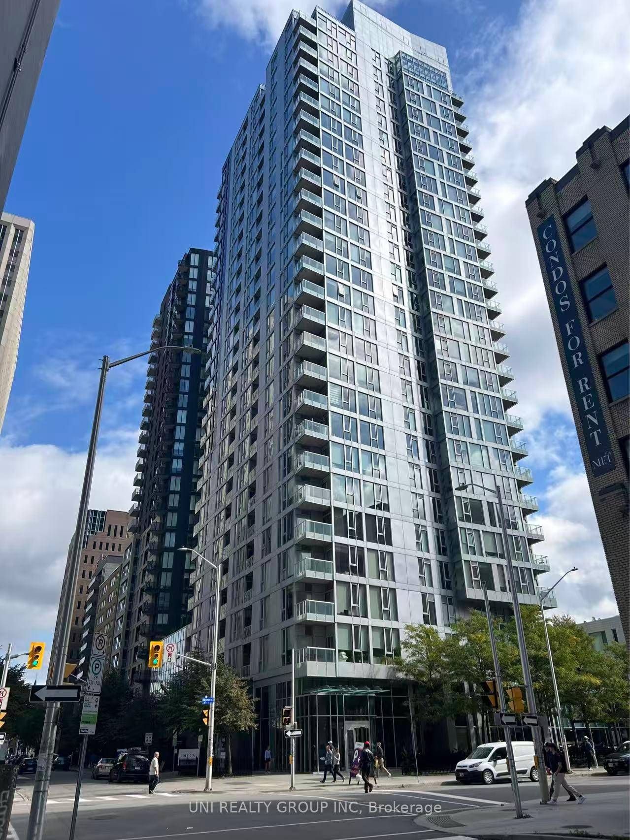 Bright amp ; Beautifully Updated Downtown Unit !