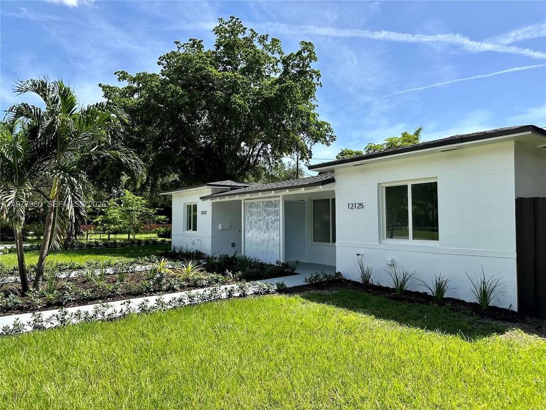 Fully recently renovated duplex on corner lot bordering Biscayne Park North Miami !