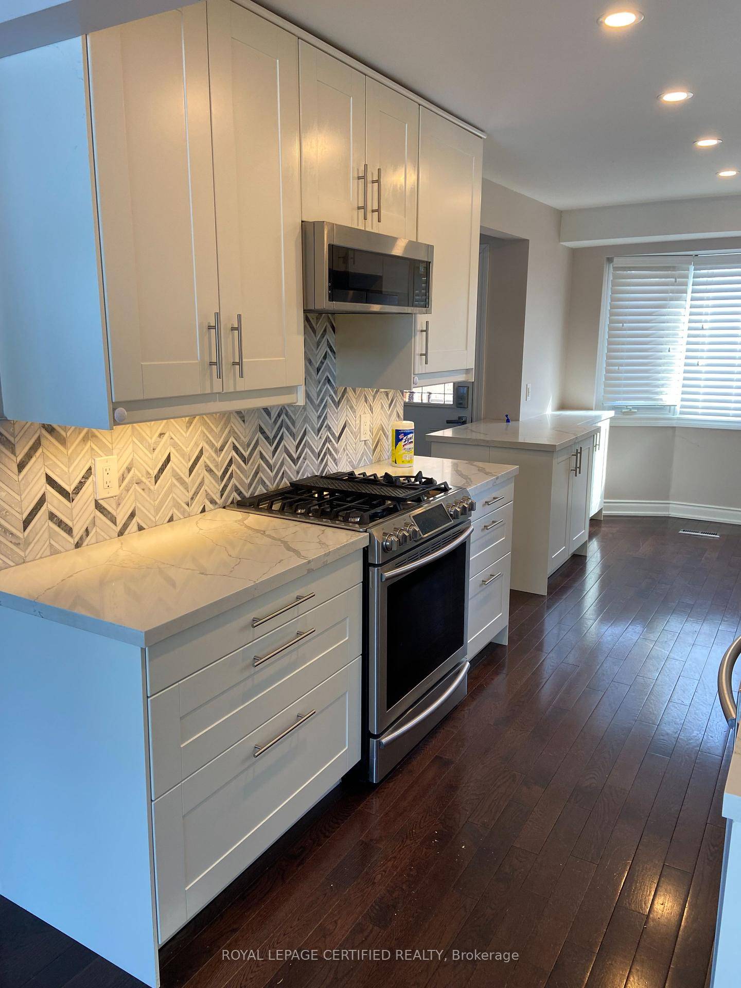 Welcome to this lovely 3 bedroom home in the sought after neighbourhood of Lakeshore Woods.