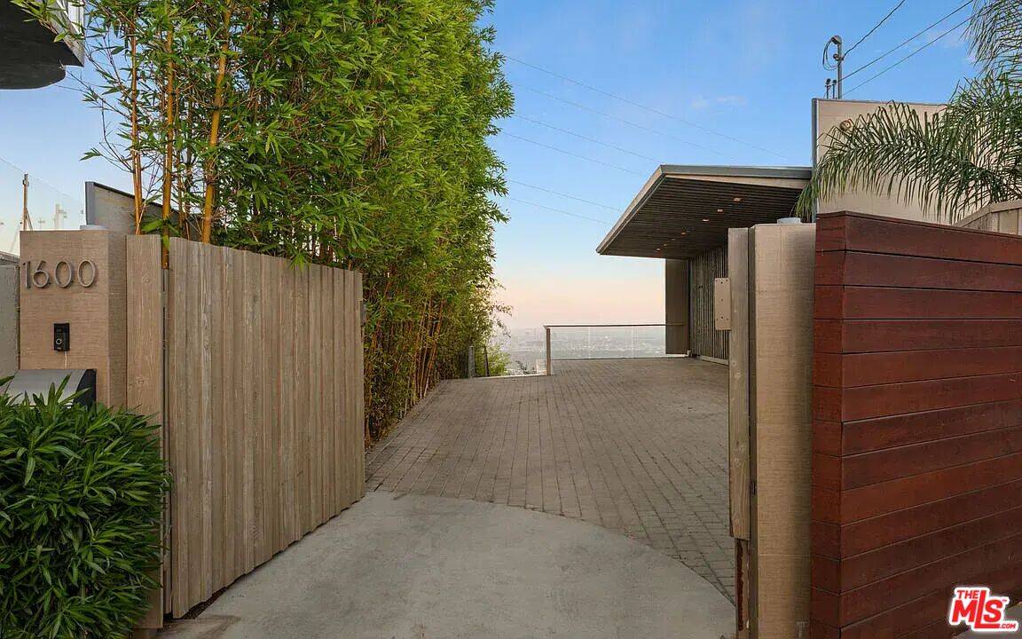 1600 Viewmont Dr 4BR Sunset Strip La