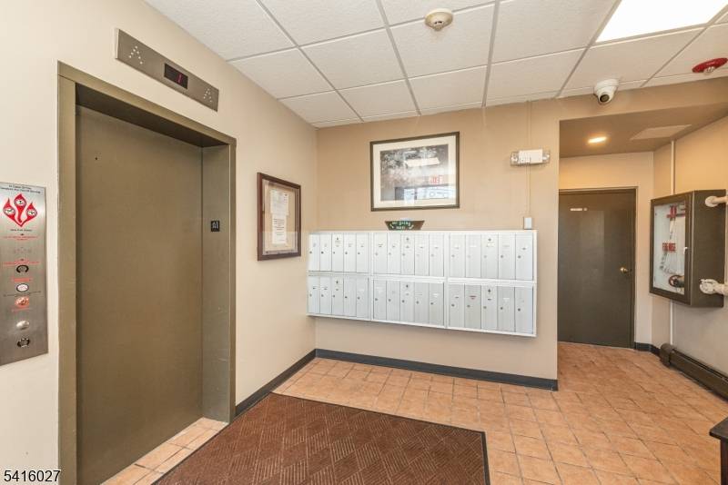 Welcome to School House Plaza !