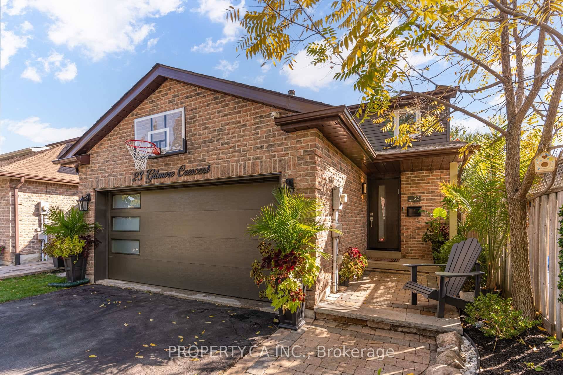 Welcome to 23 Gilmore Crescent a Warm and Beautifully maintained 3 1 Bedroom Family Home on a Quiet, Friendly Crescent, Right in the Heart of Thornhill !